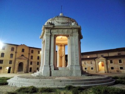 Mole_Vanvitelliana_Ancona_tempietto_di_sera