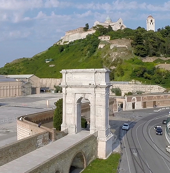 arco di traiano-monumento-porto antico-ancona-porto-marche-casa vacanze-bnbcasascotty